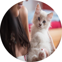 Une femme portant un chat