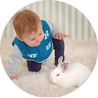 Un bébé avec un lapin blanc